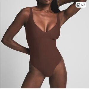 NWT SKIMS SHAPEWEAR UNLINED PLUNGE BODYSUIT BROWN COCOA S